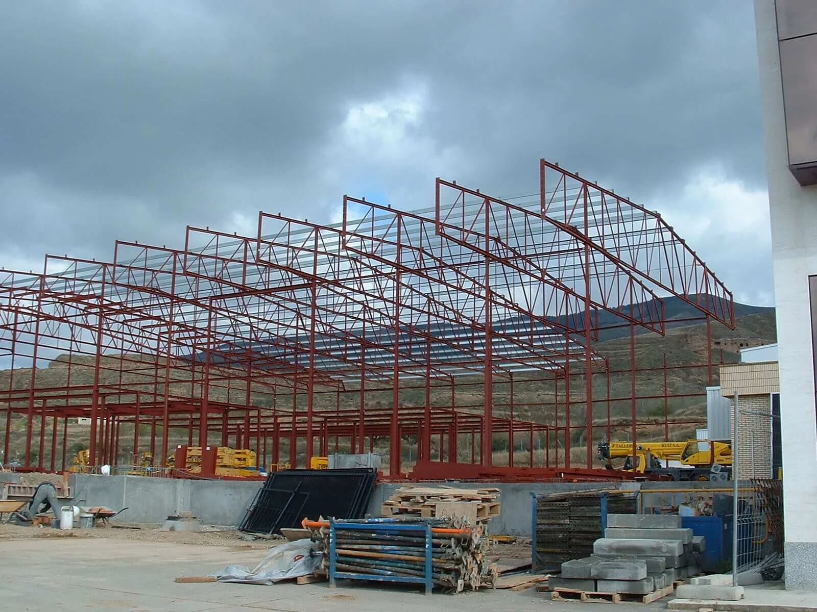 How Do Prefab Buildings of Various Sizes Meet Modern Construction Needs?